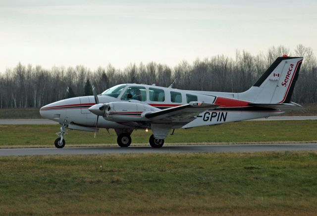 Beechcraft Baron (58) (C-GPIN) - 1991 Beechcraft Baron 58 (TH-1636) taxiing to the runway on November 20, 2020