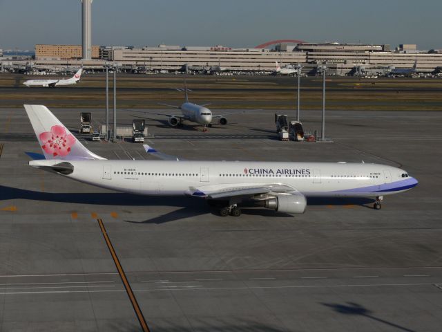 Airbus A330-300 (B-18309) - New logo.