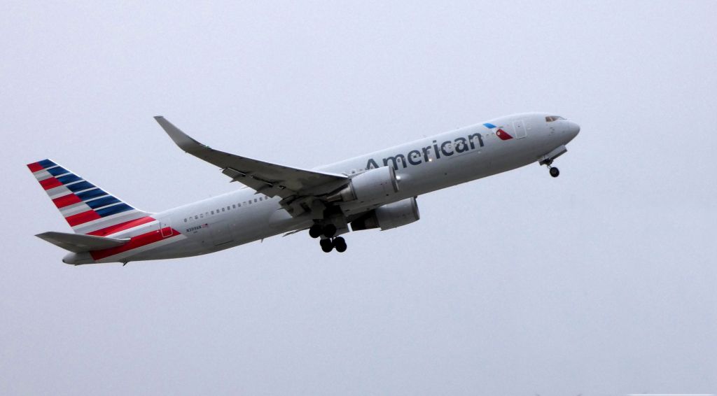 BOEING 767-300 (N399AN) - On final is this 1999 American Airlines Boeing 767-323 in the Autumn of 2019.