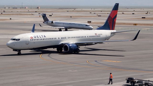 Boeing 737-900 (N832DN)