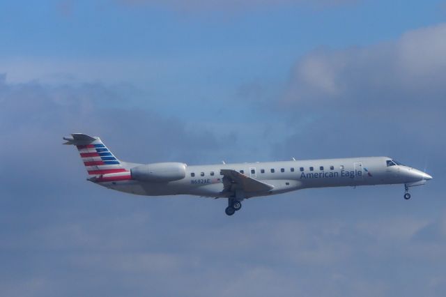 Embraer ERJ-145 (N692AE)