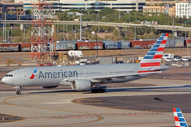 Boeing 777-200 (N784AN) - American Boeing 777-223 N784AN departing from Phoenix Sky Harbor for London Heathrow on October 28, 2019. It first flew on February 23, 2000. Its construction number is 29588. It was delivered to American on March 29, 2000.