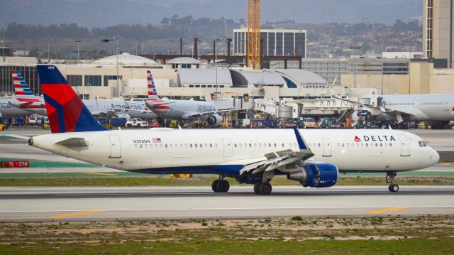 Airbus A321 (N398DN)