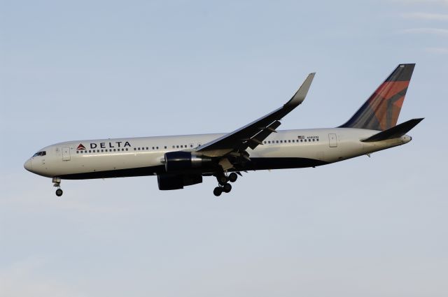 BOEING 767-300 (N185DN) - Final Approach to NRT Airport R/W34L on 2012/01/03