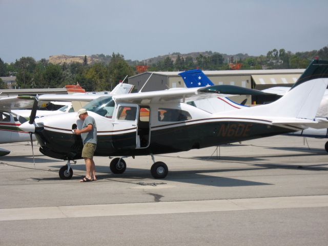 Cessna Centurion (N6DE) - Pre-flight check