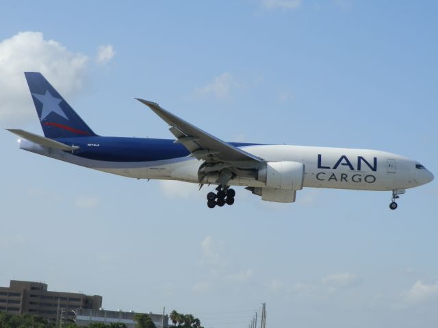 BOEING 777-200LR (N774LA)