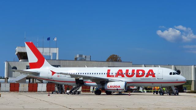 Airbus A320 (OE-LOM) - Warten auf Pasagiere nach Stuttgart. 10:18 UTC