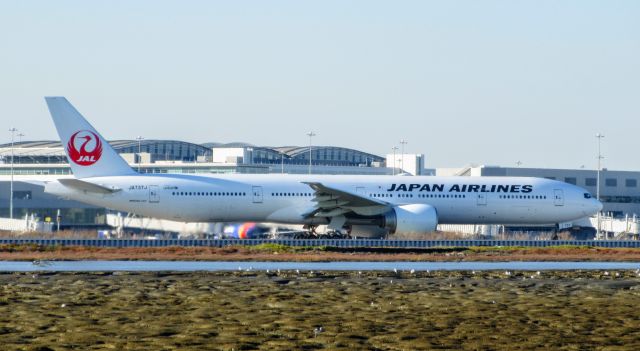BOEING 777-300ER (JA737J) - Taxiing for takeoff on the 28's