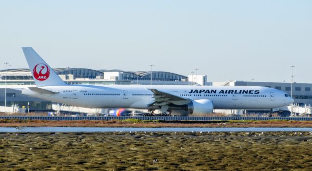 BOEING 777-300ER (JA737J) - Taxiing for takeoff on the 28's