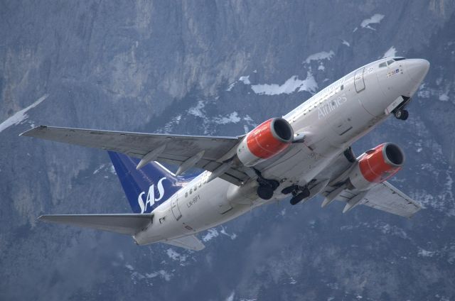 BOEING 737-600 (LN-RPY)