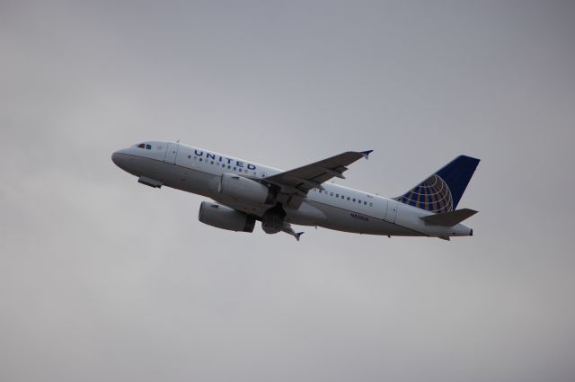 Airbus A319 (N832UA) - United A319 taking off from Phoenix