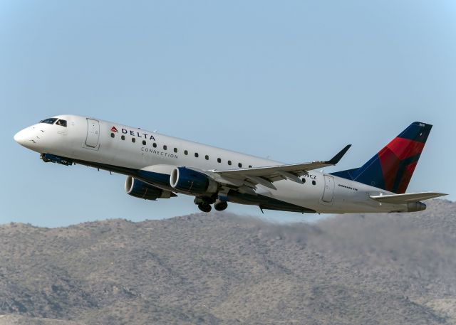 Embraer 175 (N609CZ)