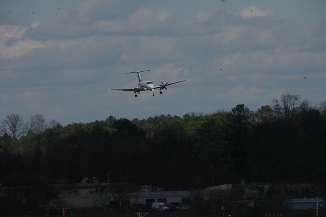 Beechcraft Super King Air 200 (N143DE) - N143DE on approach to KPDK