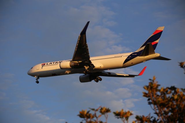 BOEING 767-300 (CC-CXH)