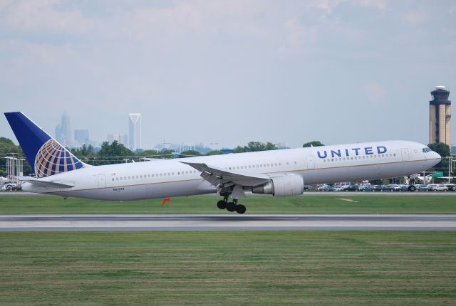 BOEING 767-400 (N67058) - UAL1838 arriving runway 18C at KCLT with the NFL Kansas City Chiefs team on-board - 8/16/14