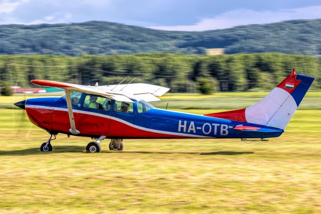 Cessna Skylane (HA-OTB)