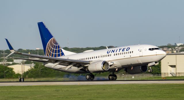 Boeing 737-700 (N17719) - Touching down on runway 22