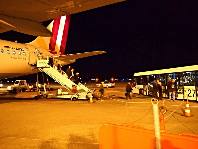 Airbus A319 (D-AGWE) - Deboarding