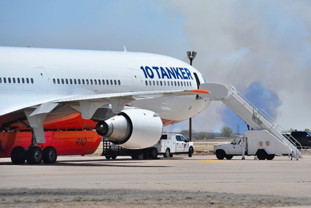 McDonnell Douglas DC-10 (N612AX) - Looking longingly at the fire in the distance wishing it could drop it's load on it!