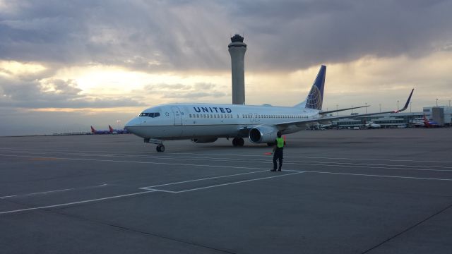 Boeing 737-800 — - Pulling into gate B43 KDEN