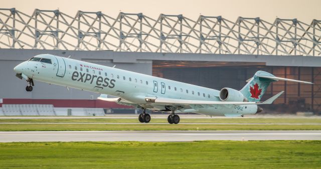 Canadair Regional Jet CRJ-700 (C-GPJZ)