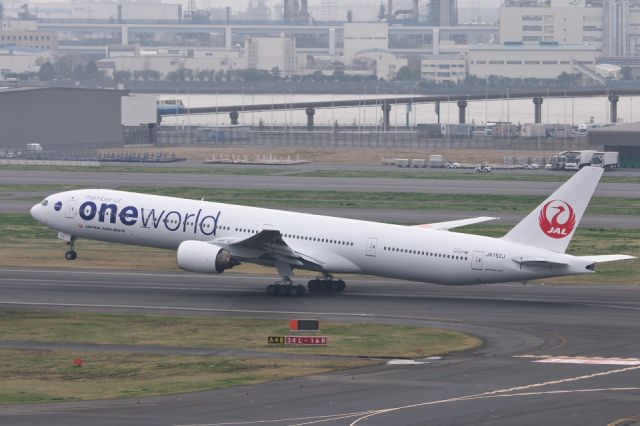 BOEING 777-300 (JA752J)