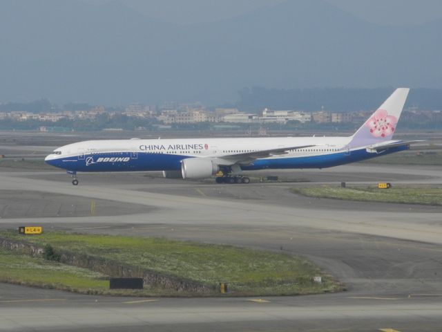 BOEING 777-300ER (B-18007)