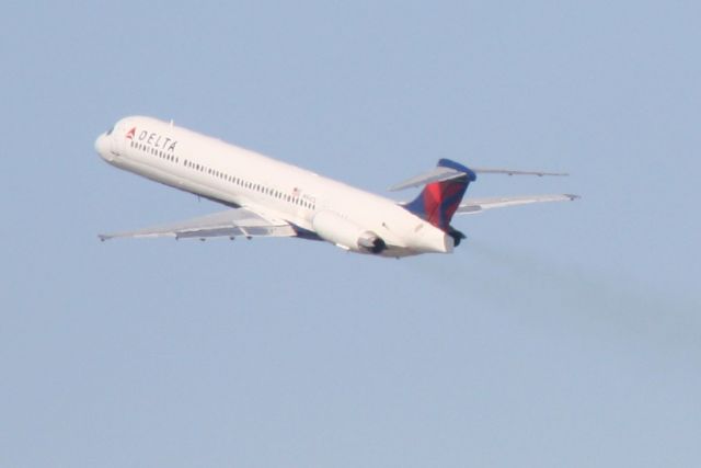 McDonnell Douglas MD-88 (N963DL) - Delta Flight 1678 departs Runway 32 at Sarasota-Bradenton International Airport