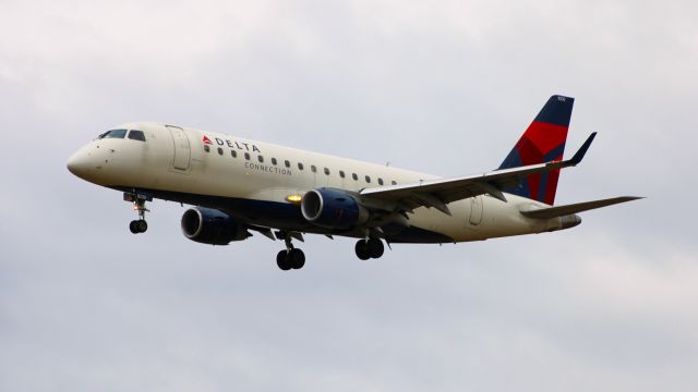 Embraer 175 (N230JQ)
