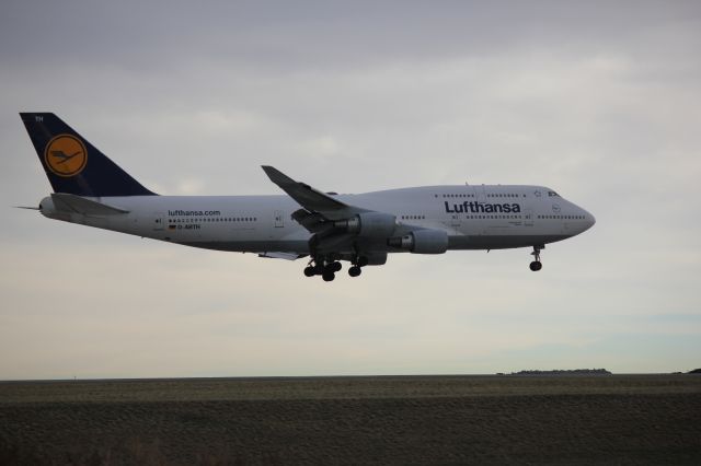 Boeing 747-400 (D-ABTH) - Arriving 11-19-2012 from Frankfurt on 16L.