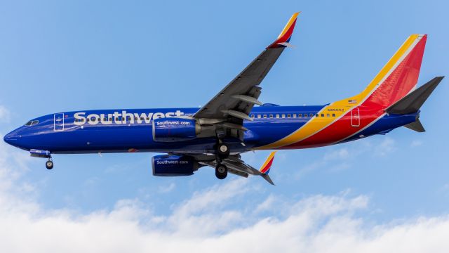 Boeing 737-800 (N8565Z) - Southwest 738 with the now iconic split scimitar arriving from the Mile High City (23 May, 2021)