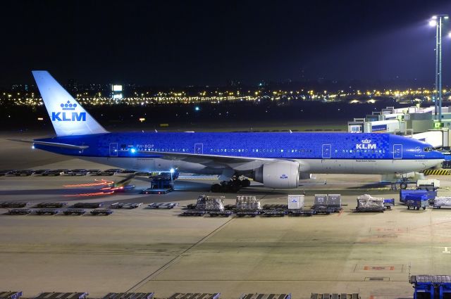 Boeing 777-200 — - took this the night we landed at Dallas and it wasn't bussy at all!