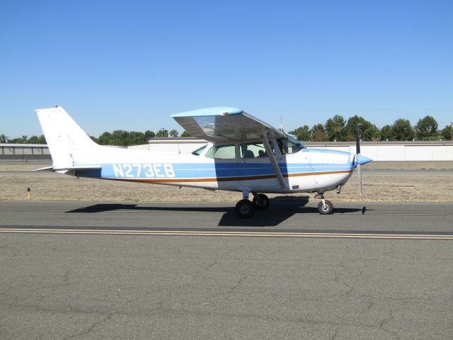 Cessna Skyhawk (N273EB) - Taxiing to ramp