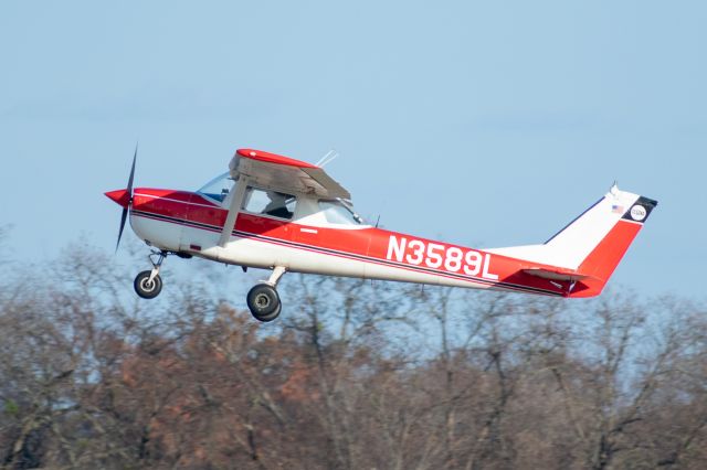 Cessna Commuter (N3589L) -  1965 Cessna 150F taking off at McKinney National, Texas, November 23 2019.