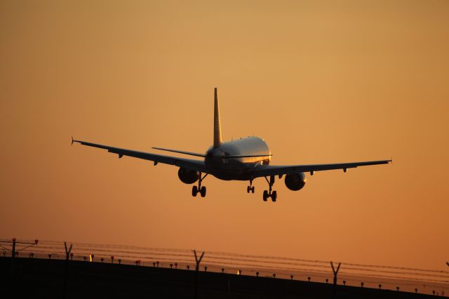 Airbus A320 (N122US)