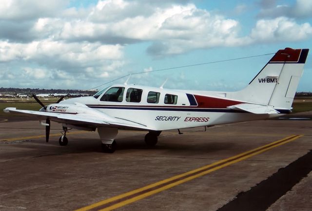 VH-BMT — - SECURITY EXPRESS - BEECH 58 BARON - REG : VH-BMT (CN TH/623) - PARAFIELD ADELAIDE SA. AUSTRALIA - YPPF (4/7/1993) 35MM SLIDE CONVERSION USING A LIGHTBOX AND A NIKON L810 DIGITAL CAMERA IN THE MACRO MODE