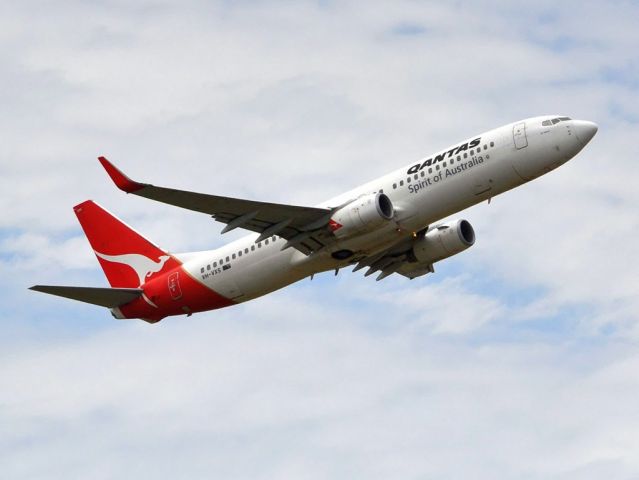 Boeing 737-800 (VH-VXS) - Getting airborne off runway 23. Friday 5th October 2012.