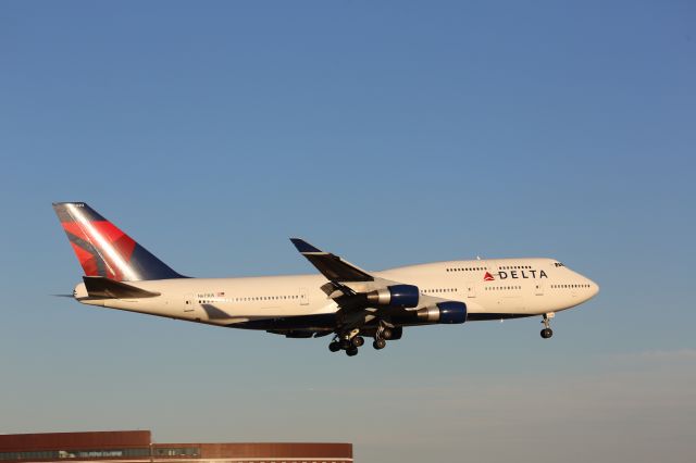 Boeing 747-400 (N673US)