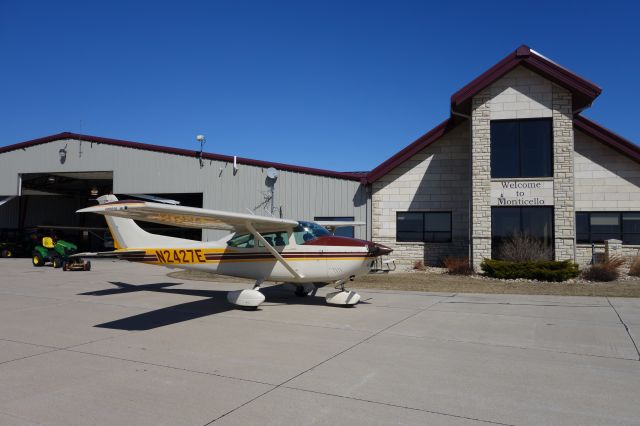 Cessna Skylane (N2427E) - Saying goodbye to Iowa.