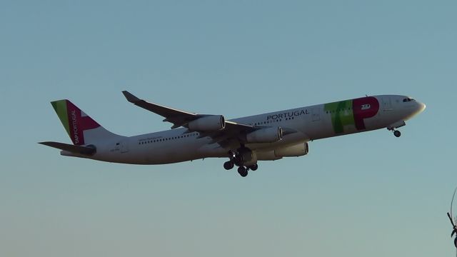 Airbus A340-300 (CS-TOC) - Aeronave decolando do Aeroporto de Confins , com destino a Lisboa Portugal.