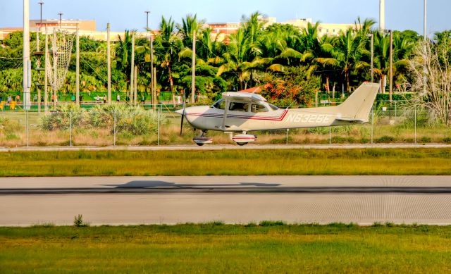 Cessna Skyhawk (N6326E) - Landing in Boca Raton, Florida