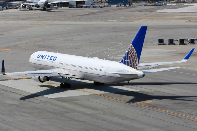BOEING 767-300 (N664UA)