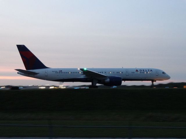 Boeing 757-200 (N652DL)