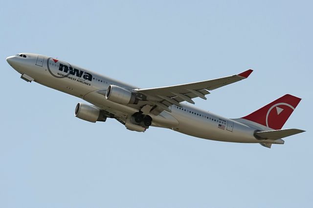 Airbus A330-200 (N853NW)