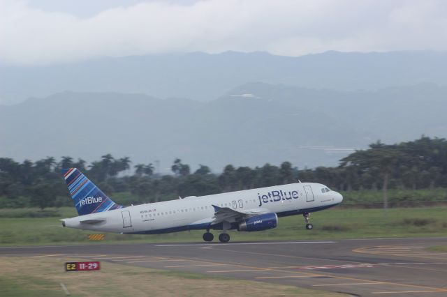 Airbus A320 (N595JB) - Nice to see this one again in Santiago, after 4 years. Caught today (20Sep2013) operating flight JBU1536 to New York-Kennedy.