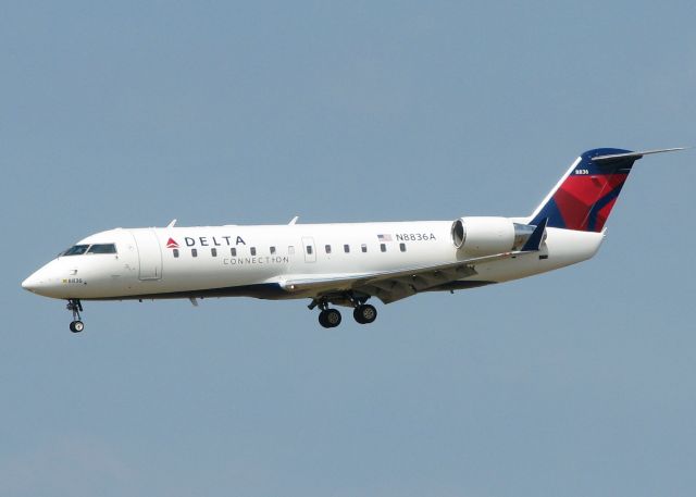 Canadair Regional Jet CRJ-200 (N8836A) - Landing on runway 14 at the Shreveport Regional airport.