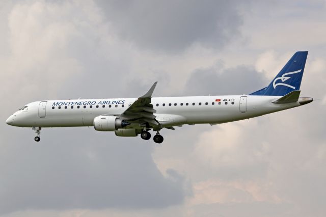 Embraer ERJ-190 (4O-AOC)