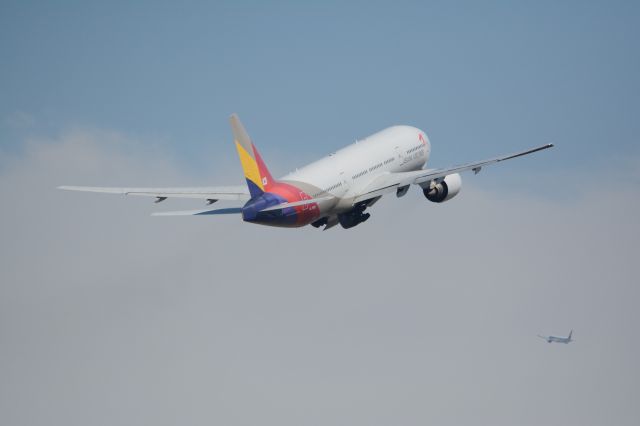 Boeing 777-200 (HL7500) - Asiana 777 chasing Emirates 777