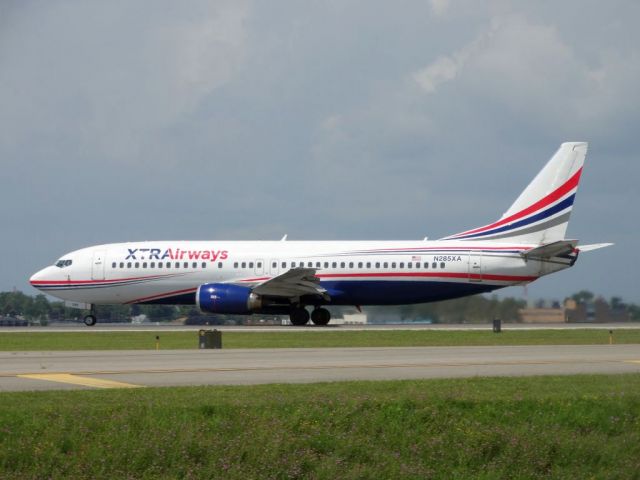 BOEING 737-400 (N285XA)