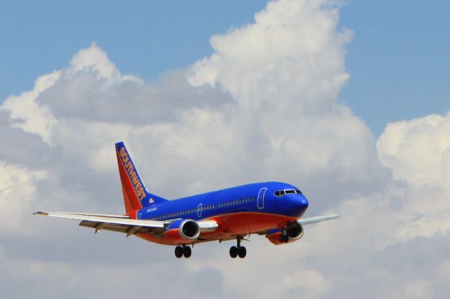 BOEING 737-300 (N669SW)